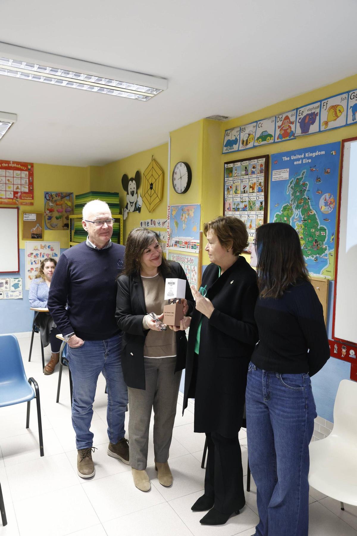 Moriyón visita la academia de inglés de El Llano que ganó un premio nacional por su compromiso con la sostenibilidad en el barrio (en imágenes)