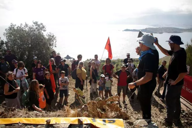 Manifestació a Colera per defensar un camí tradicional cap a Port Joan