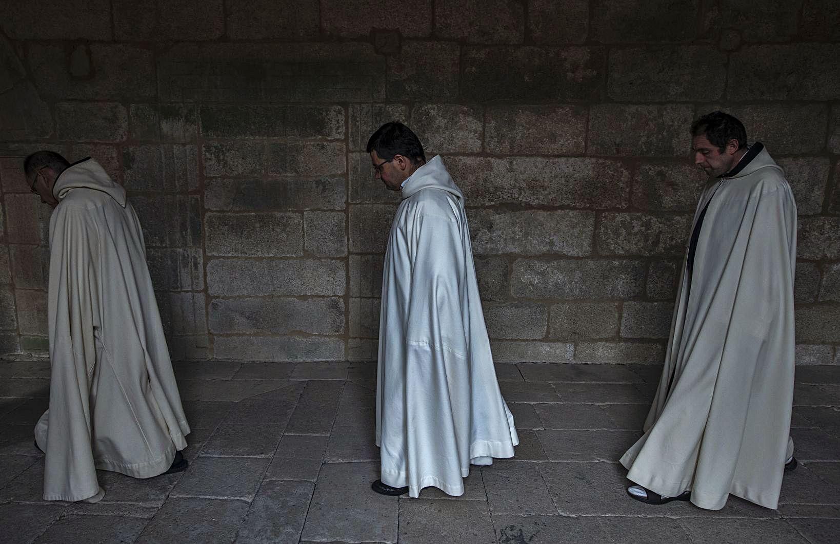 Los monjes cistercienses se retiran del coro tras un rezo. 