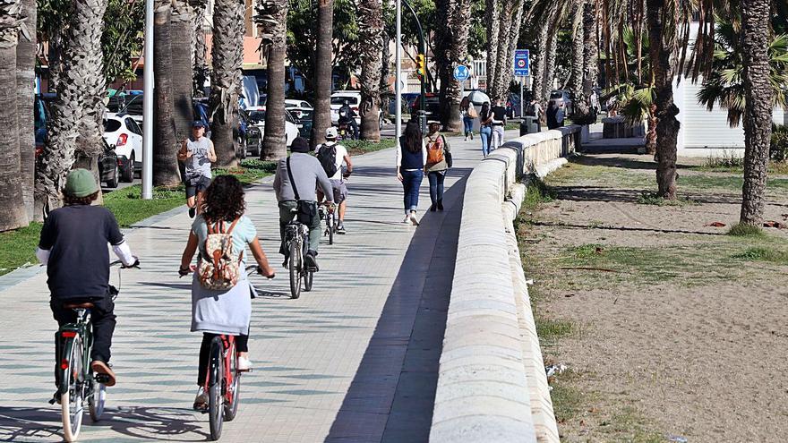 Ciclistas en el paseo marítimo el pasado miércoles.