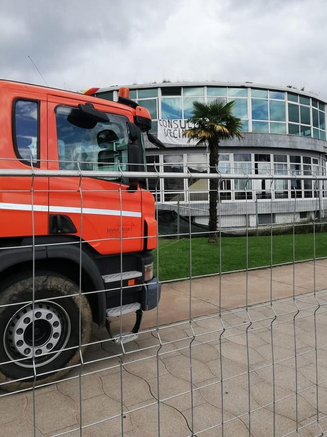 Un camión de la empresa encargada de la demolición, hoy, junto al Náutico