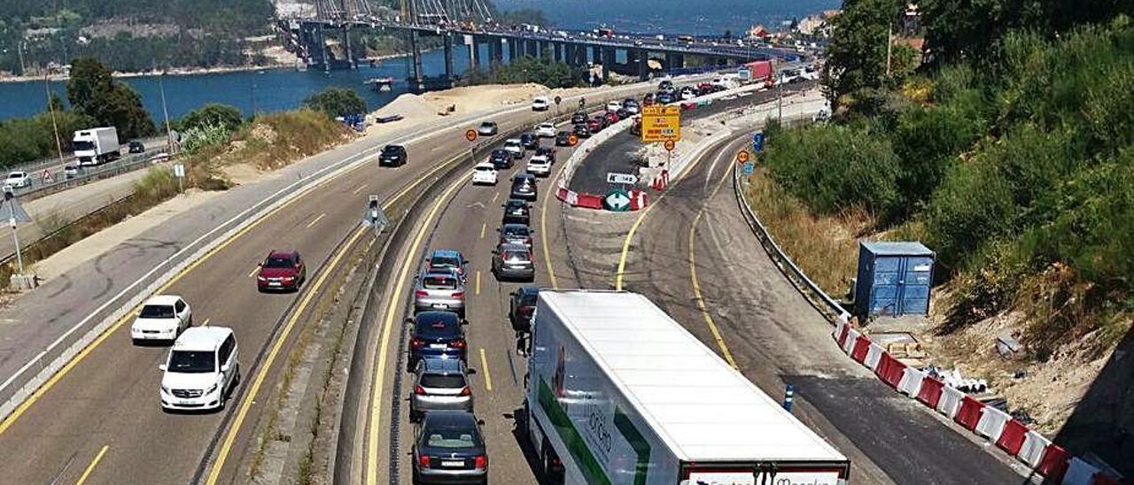 Uno de los atascos en la AP-9 durante las obras de Rande.