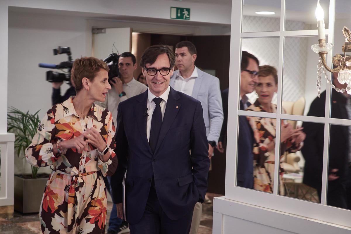 Desayuno informativo con Salvador Illa en Pamplona organizado por Diario de Noticias y EL PERIÓDICO. En la imagen, Salvador Illa y María Chivite, presidenta de Navarra, durante el acto.