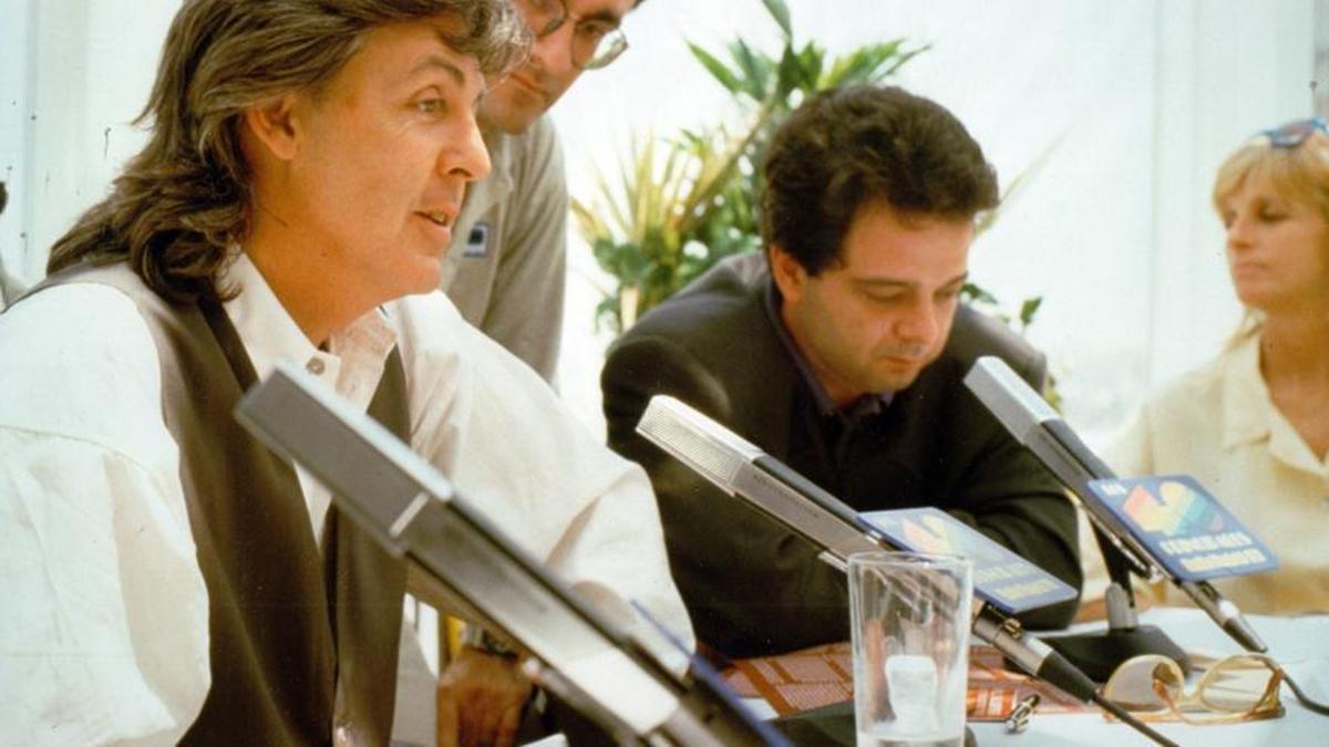 Merino, con Paul (a su dcha.) y Linda McCartney (al fondo) inaugurando el estudio de Los 40 que lleva como nombre el apellido del ex-Beatle.