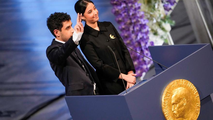 Los hijos de la iraní ganadora del Nobel de la Paz, Narges Mohammadi, recogen el premio en nombre de su madre