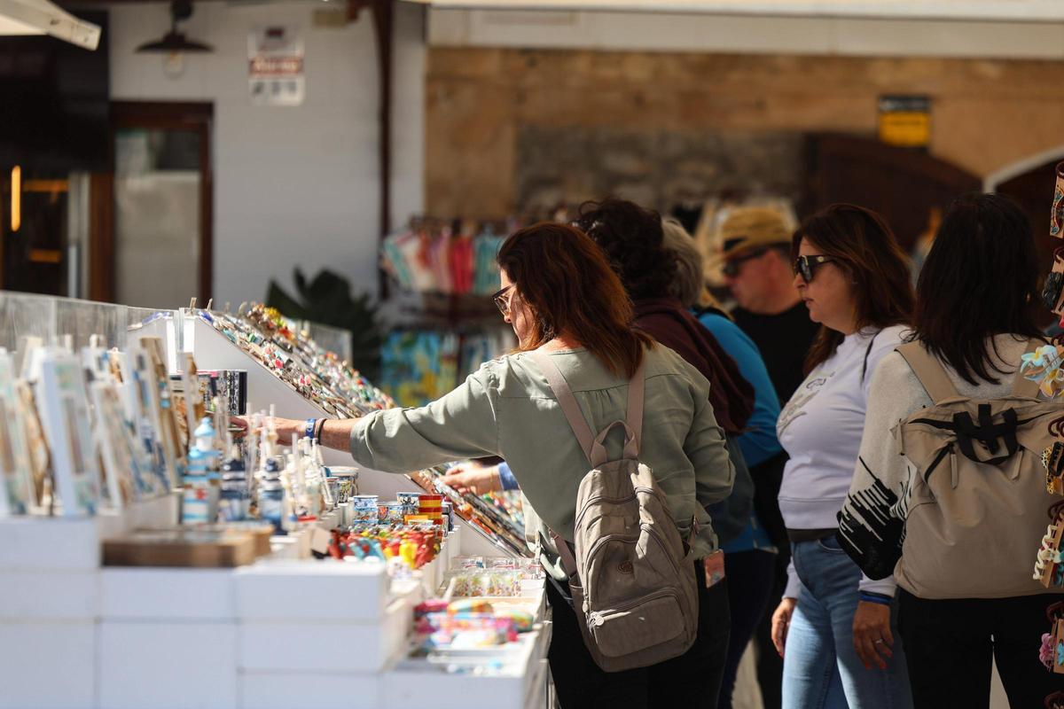 Galería: los comercios de la zona del puerto de Ibiza recobran vida durante la Semana Santa