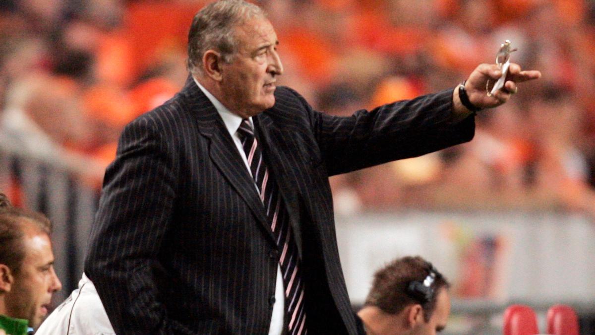 Dimitar Penev durante un partido con Bulgaria en 2008