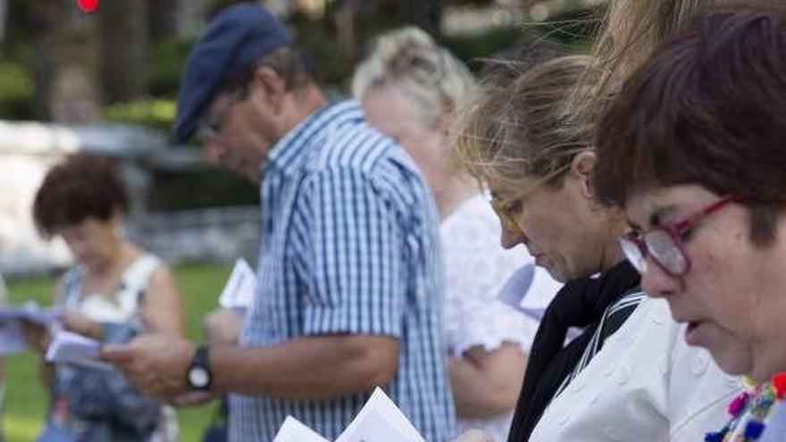 Los participantes leen la guía sobre el recorrido y la novela.