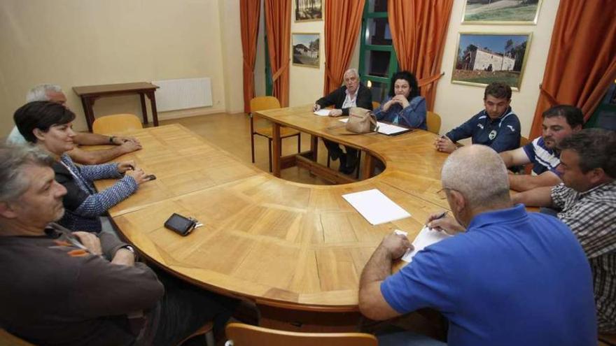 El Consello Municipal de Deportes, durante su reunión de constitución. // Bernabé/Gutier