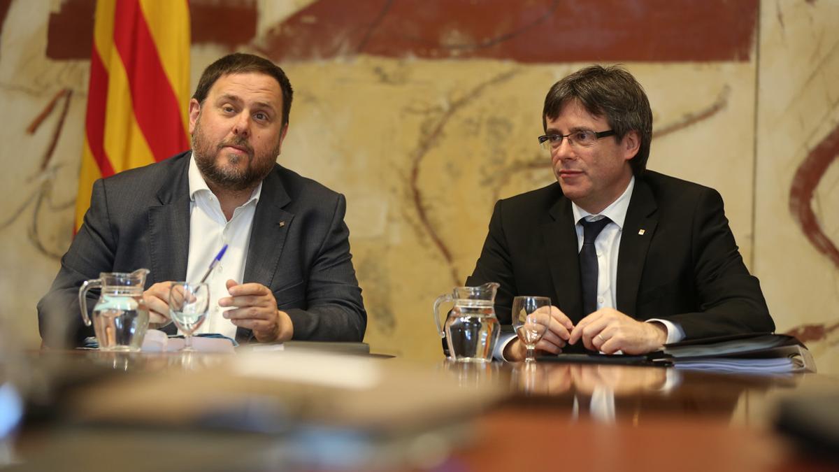 Oriol Junqueras y Carles Puigdemont, en la reunión de la ejecutiva del Govern