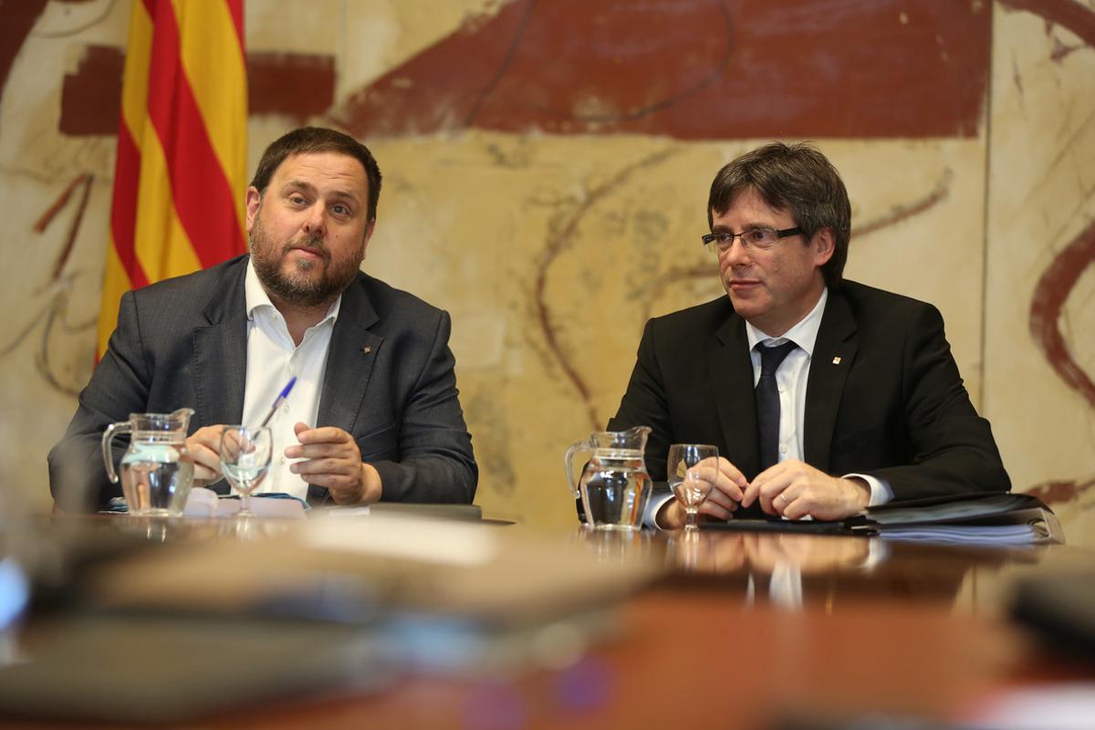 Oriol Junqueras y Carles Puigdemont, en la reunión del Govern.