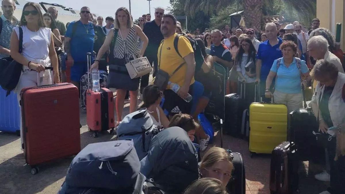 Viajeros del tren, parados en Oropesa.