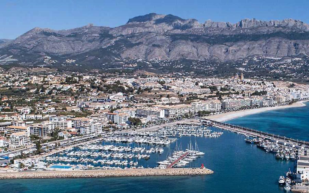 Vista aérea del puerto de Altea con el Club Náutico de Altea en primer término.