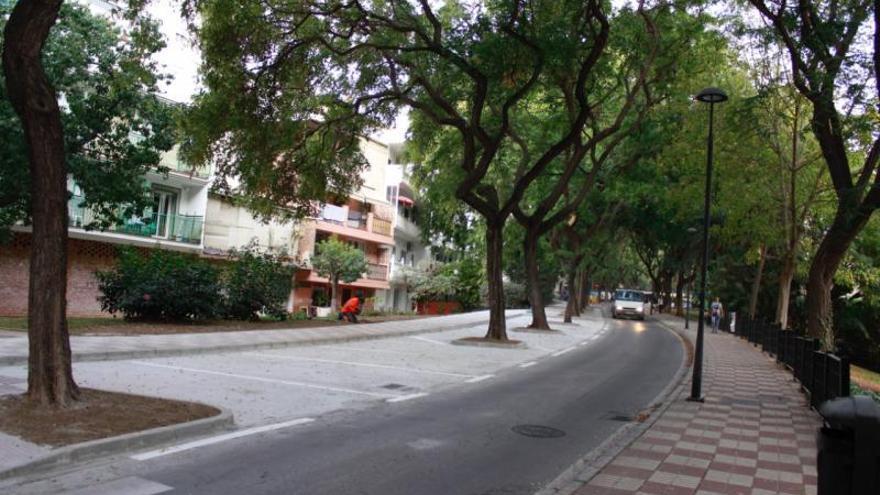 La calle Juan Alameda, en la que el Ayuntamiento ha tenido que intervenir varias veces para mejorar la circulación.