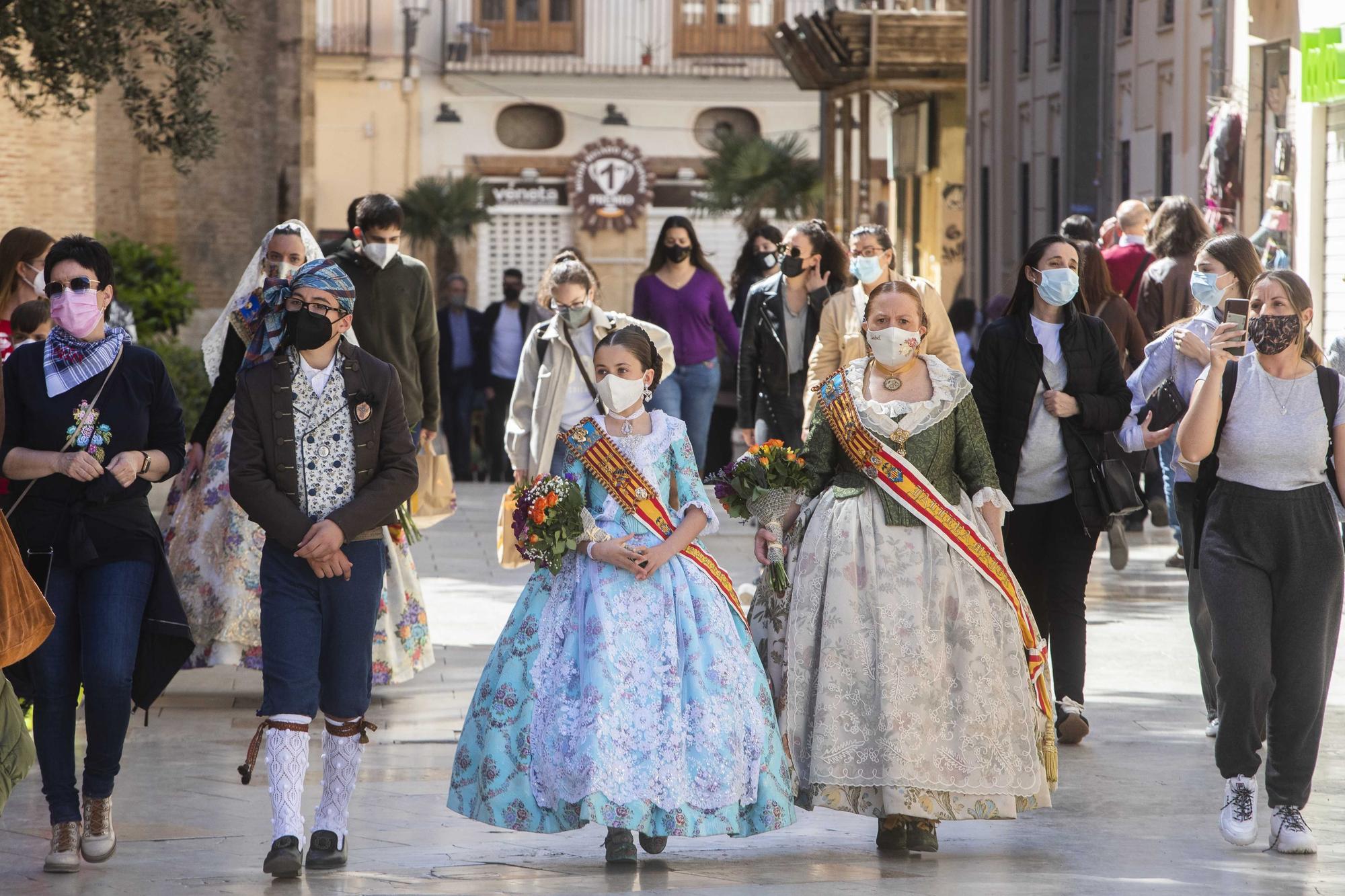 Flores de los falleros a la Virgen en el primer día de la "no ofrenda"