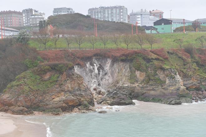 Desprendimiento de tierra en un acantilado de la playa de As Lapas, en A Coruña