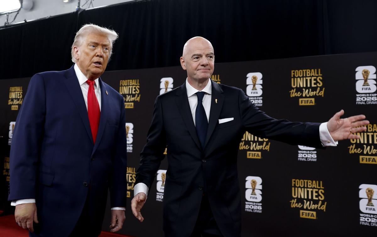 El presidente de Estados Unidos, Donald Trump (I), junto al presidente de la FIFA, Gianni Infantino. EFE/EPA/WILL OLIVER. NO VENTAS ZONA EPA