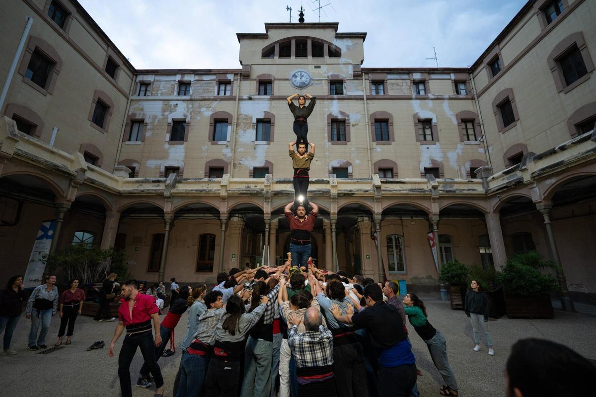 Esquerdats, la colla castellera que ensaya en la Modelo