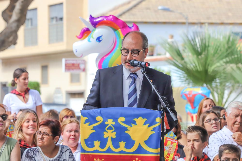 Benejúzar ha acogido el traslado de la patrona desde su santuario y un acto de homenaje a la Señera, en el día de la Comunidad Valenciana