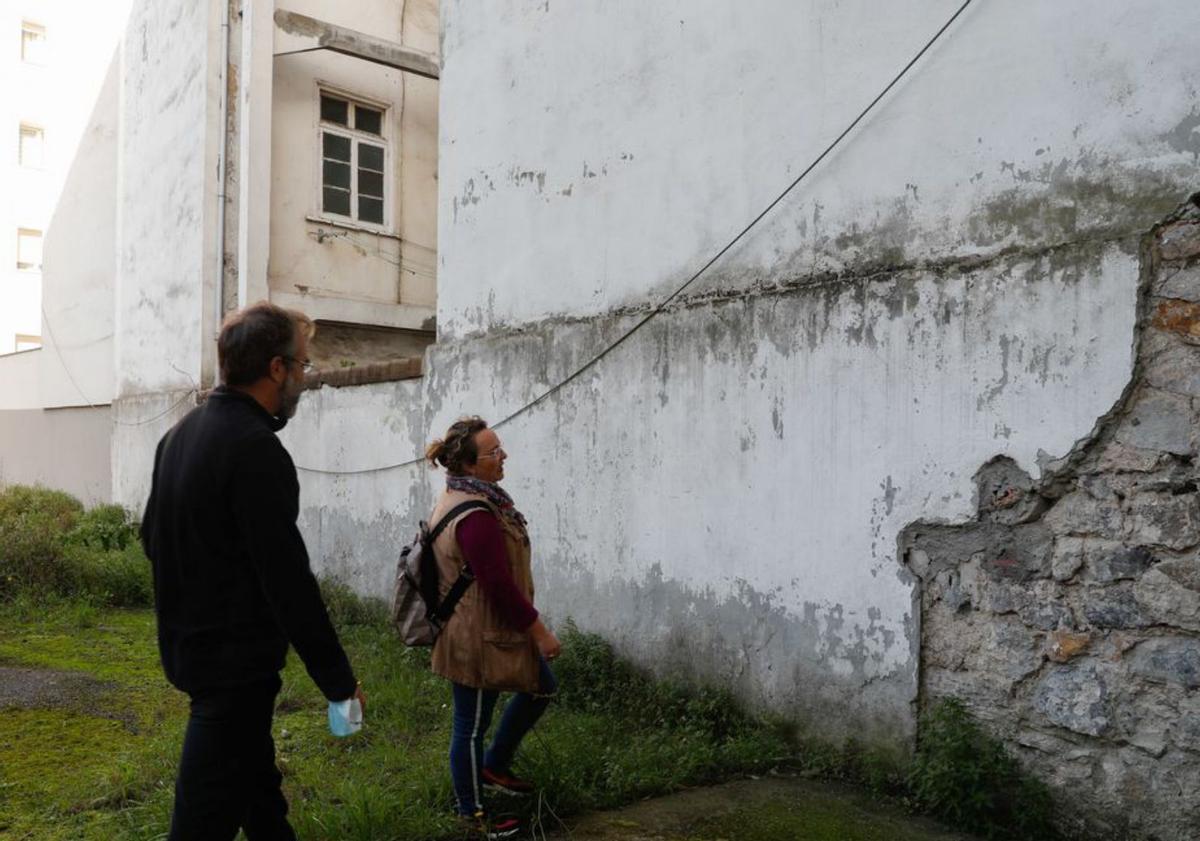 A la derecha, un tramo de muralla localizado en la fachada posterior de una vivienda de la calle del Muelle. | Mara Villamuza