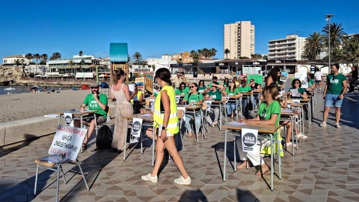 El aula que los docentes montaron en el paseo de la playa del Arenal