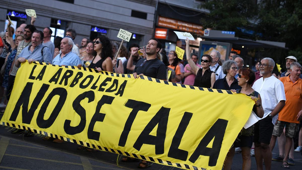 Decenas de personas durante una manifestación contra la tala de árboles en Arganzuela, a 3 de agosto de 2023, en Madrid (España).