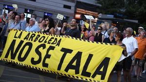 Decenas de personas durante una manifestación contra la tala de árboles en Arganzuela, a 3 de agosto de 2023, en Madrid (España).