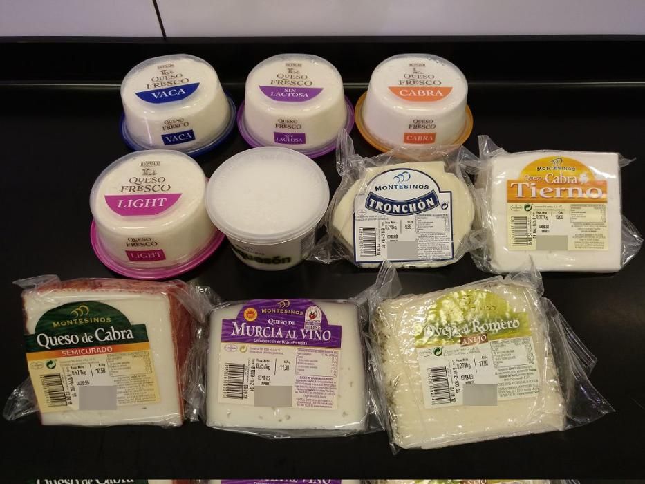 QUESOS. La amplia gama de quesos que vende Mercadona a través de Hacendado tiene como productor a la empresa Montesinos, ubicada en Jumilla. Entre estas variedades encontramos queso fresco de vaca y cabra, al igual que sus variedades en 'sin lactosa' y 'light'; cuentan también con requesón, queso de cabra tierno, queso tronchón, queso de cabra semicurado, queso de oveja añejo o queso al vino.