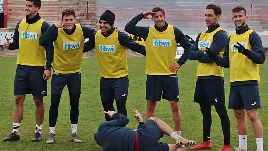 Jugadores del Poblense bromean ayer en la sesión. |