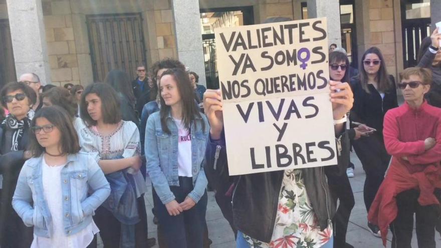 Manifestación contra la violencia machista tras el asesinato de Leticia Rosino