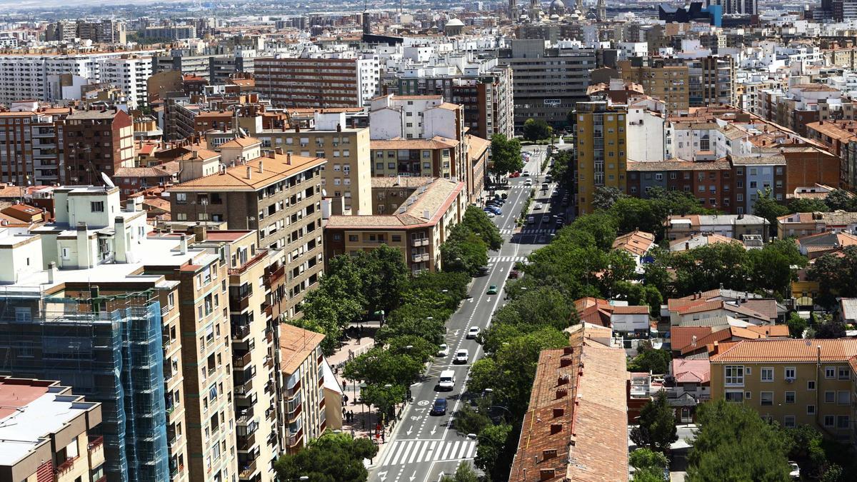 Vista de Delicias, el barrio más populoso de Zaragoza, con el Pilar de fondo.