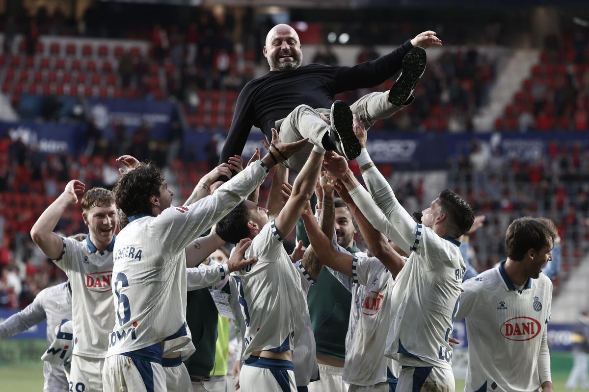 PAMPLONA, 17/05/2026.- El entrenador del Espanyol, Manolo González (c), y sus jugadores celebran la victoria en el encuentro de la jornada 37 de LaLiga entre CA Osasuna y RCD Espanyol, este domingo en el estadio de El Sadar de Pamplona. EFE/ Jesús Diges