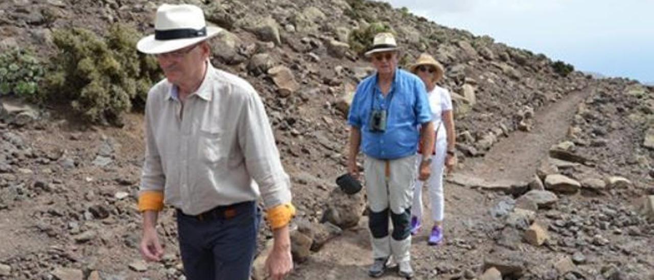 El embajador, en primer término, camino del Pico de la Zarza.