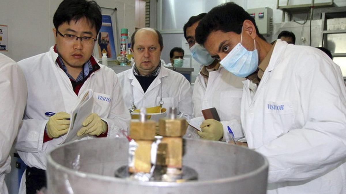 Un equipo de la Organización de Energía Atómica de Irán examina el proceso de enriquecimiento de uranio en una planta nuclear iraní de Natanz, este lunes.