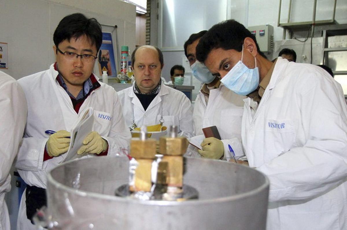 Un equip de l’Organització d’Energia Atòmica de l’Iran examina el procés d’enriquiment d’urani en una planta nuclear iraniana de Natanz, aquest dilluns.