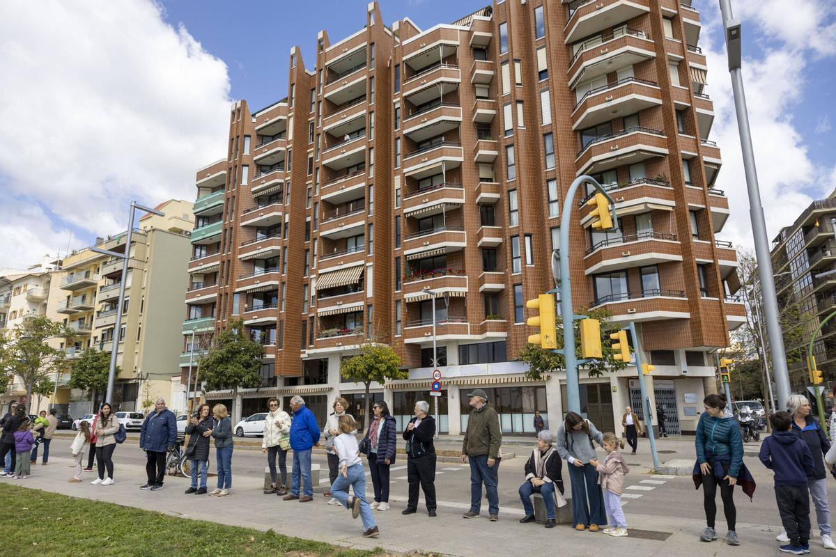 Más de 200 personas forman una cadena humana contra el macroproyecto de GESA al grito de “¡Parque sí, cemento no!” Más de 200 personas forman una cadena humana contra el macroproyecto de GESA al grito de “¡Parque sí, cemento no!”