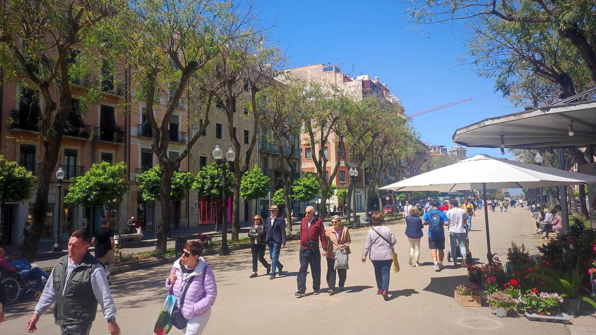 La Rambla Nova de Tarragona, este martes al mediodía, con la actividad habitual de un día laborable.
