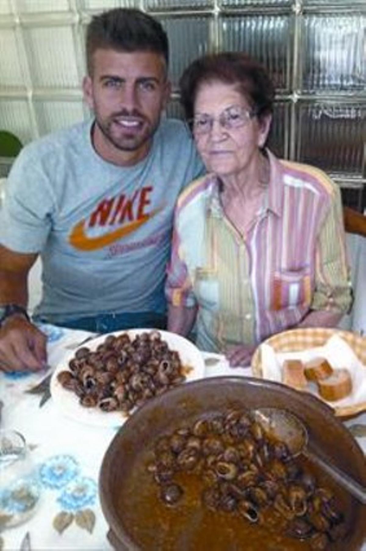 Piqué es cruspeix els cargols de la seva àvia_MEDIA_1 Piqué es cruspeix els cargols de la seva àvia_MEDIA_1