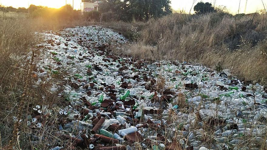 Vertedero de botellas existente en Torregamones, en pleno Parque Natural de Arribes. | Cedida
