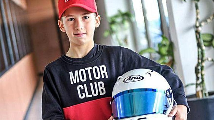 El jovencísimo piloto de kartings Hugo Latorre con su casco, ayer.