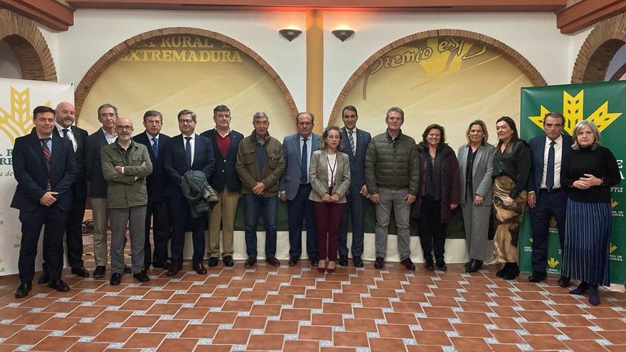 Miembros de la Asamblea de Caja Rural de Extremadura tras ratificar a Juan Palacios como  director general.