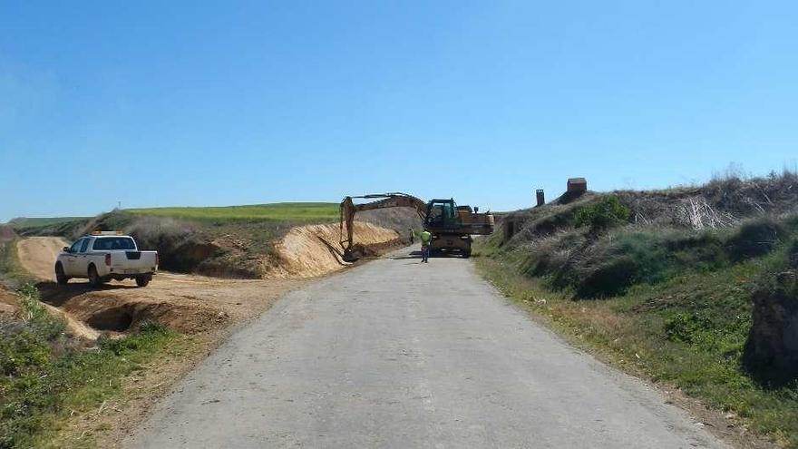 Una máquina trabaja en las obras de mejora de la carretera.