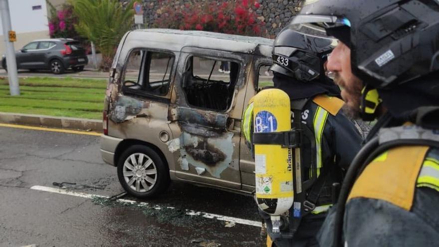 Arde un coche en Santa Cruz al lado de las vías del tranvía