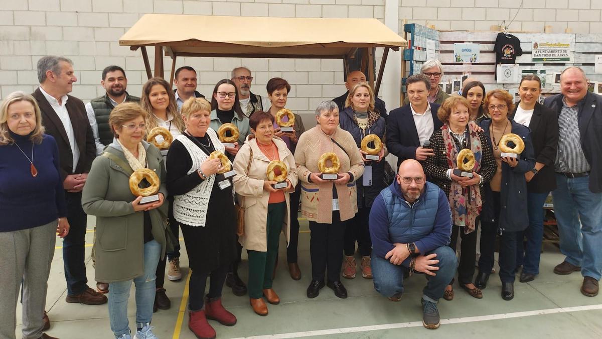 Foto de familia de las "rosqueiras" con los responsables políticos.