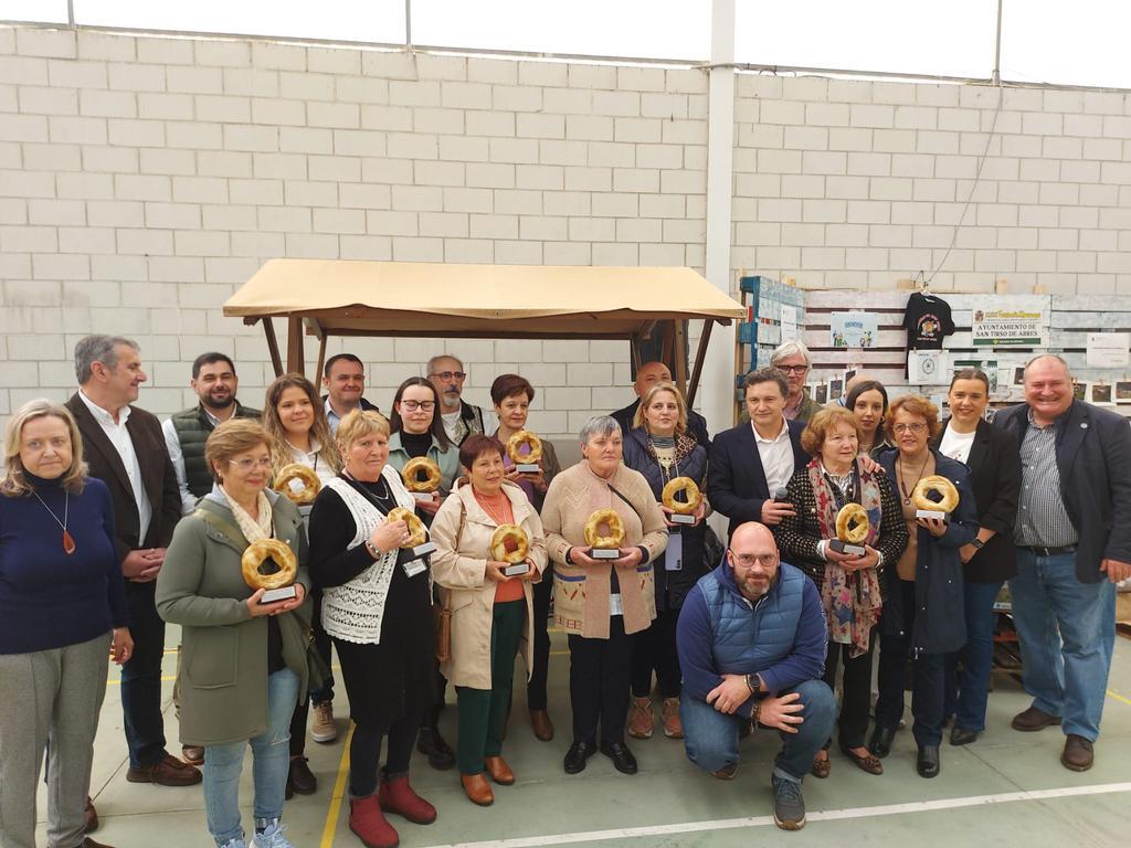 Homenaje a las "rosqueiras" de San Tirso de Abres, las mujeres que hacen la tradicional rosca de Semana Santa