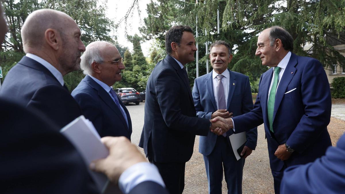 El consejero Guillermo Peláez saluda en La Granda a Ignacio Sánchez Galán con la presencia de Jorge Suárez, en el medio, y Juan Cofiño y Benigno Pendás, a la izquierda