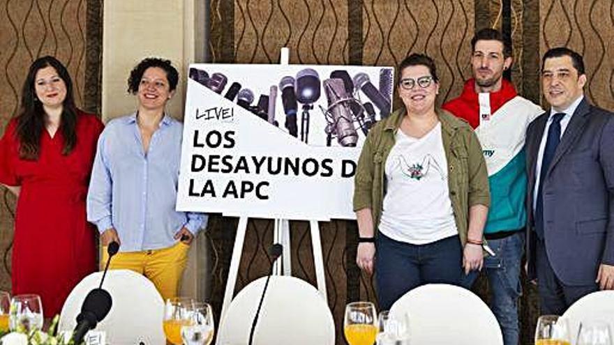 Representantes de los colectivos, ayer, junto a miembros de la Asociación de la Prensa en el Hotel Finisterre