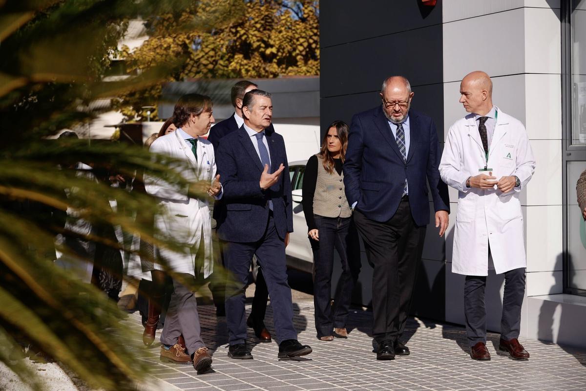 El consejero de Sanidad, Presidencia y Emergencias, Antonio Sanz, junto a otras autoridades en su visita al Imibic.
