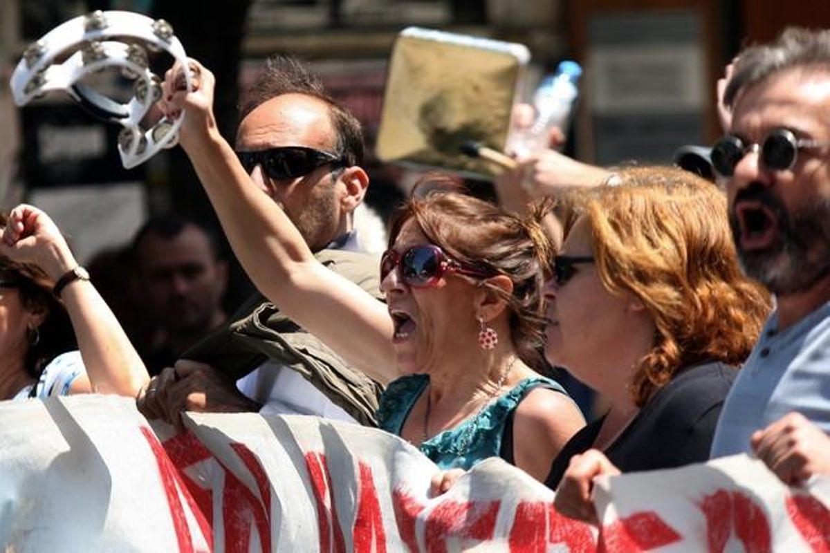 Manifestants criden proclames contra el Govern grec i l’FMI, avui a Atenes.