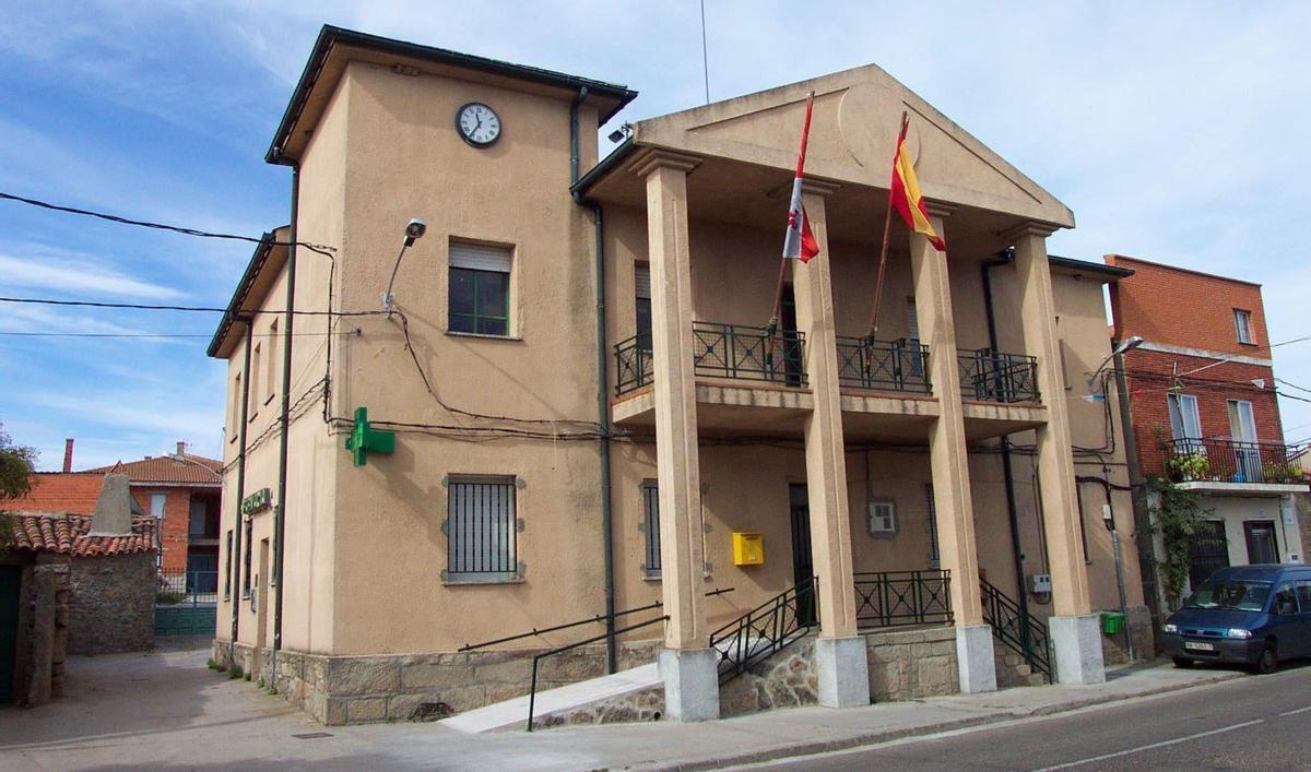 Edificio del Ayuntamiento de Villalcampo.  | CH. S.